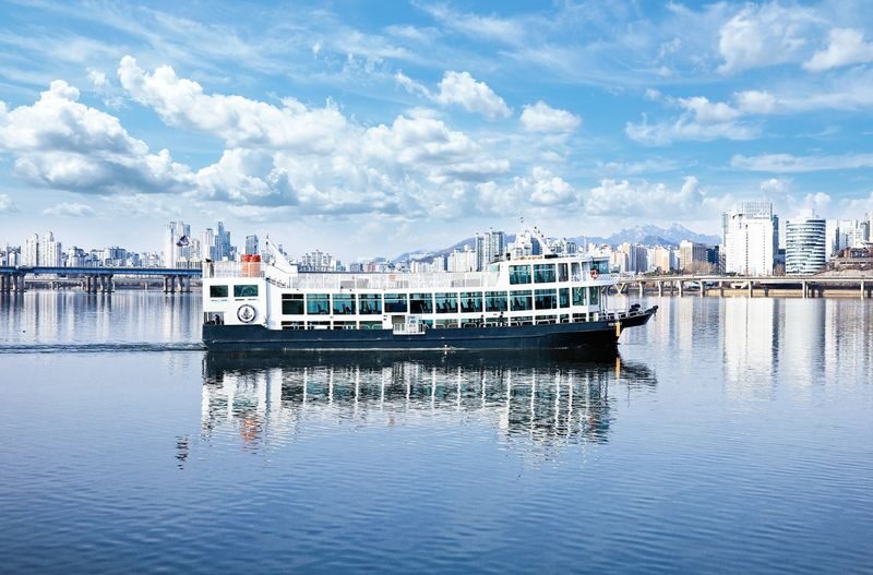 Seoul Yeouido Eland Hangang River Cruise - The Banpo fountain is a bonus, not a promise