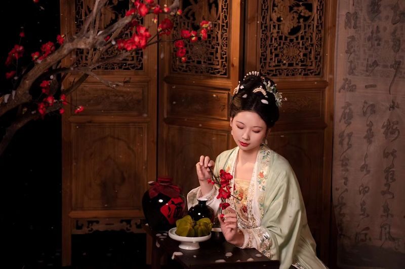 Shenzhen Hanfu photoshoot experience (clothing rental + ancient style makeup experience + optional photography photoshoot) - Makeup and styling built around your outfit