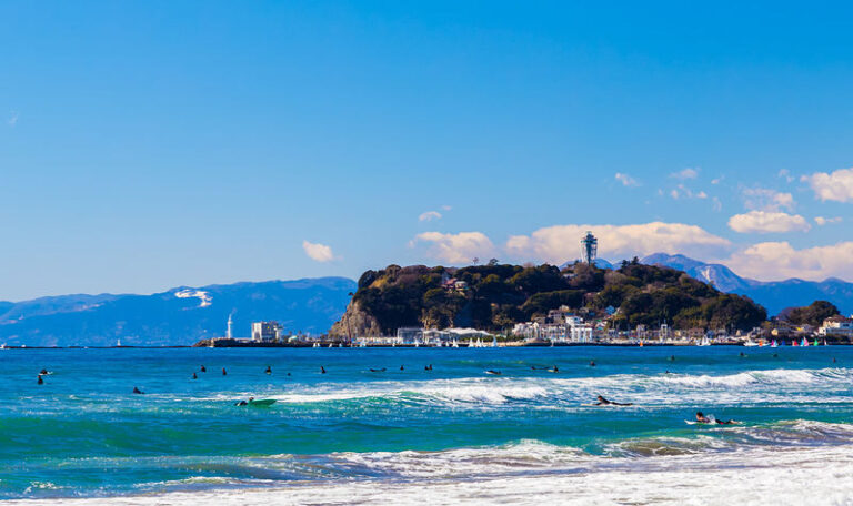 Small group tour for 9 people | One-day tour of Kamakura and Enoshima | Includes Enoden experience & Enoshima & Kamakurakoko-mae Station & Kamakura Great Buddha & Tsurugaoka Hachimangu Shrine | Round trip from Tokyo | Hotel pick-up and drop-off + Chinese - The Enoden: a short ride with a view