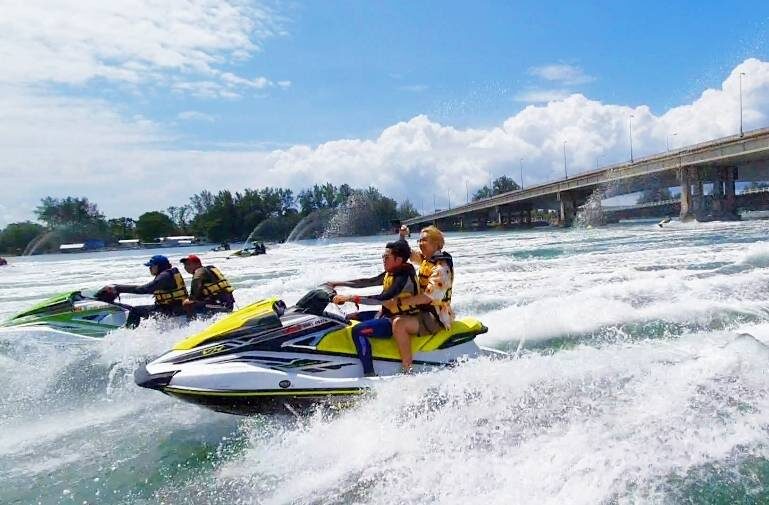 Somnam watersports at Patong Beach - What the parasailing flight is really like