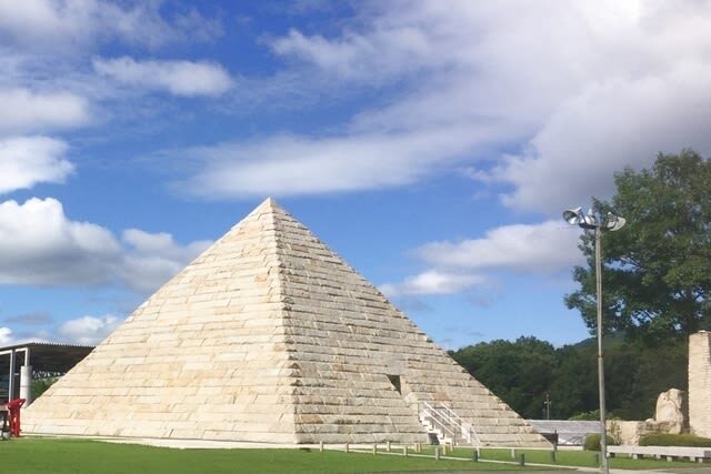 Stone Museum Hakusekikan - Make room for the exhibits, maze, and jewel hunt