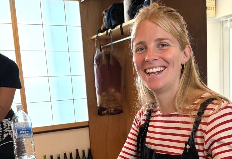 Sushi and Ramen Cooking Class with Sake Pairing Set in Tokyo - Shaping nigiri, the classic sushi style