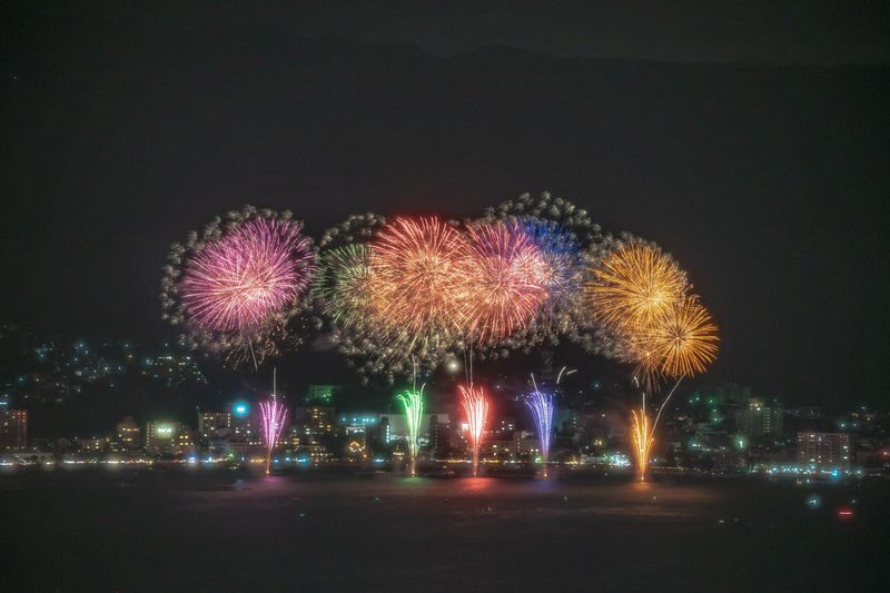 Suwa Lake, Japans premier fireworks production site, hosts a spectacular 40,000-shot aquatic fireworks display. - What the afternoon actually looks like