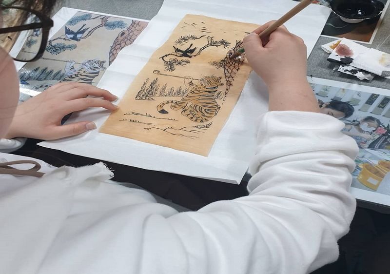 Suwon Drawing Korean Folk painting(Minhwa) Class - What happens at Ilwol workshop