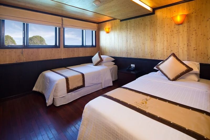 Syrena 3D2N Cruise: Ha Long Bay, Sung Sot, Ti Top - Day one: Sung Sot Cave and Ti Top Island