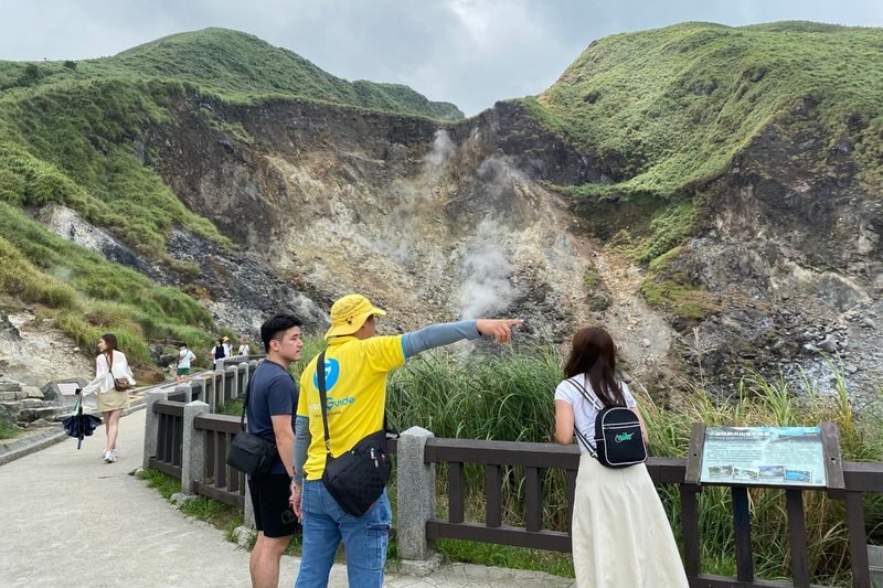 Taipei: Beitou Hot Spring and Yangmingshan Nature Day Tour - Beitou connects hot springs with everyday Taipei