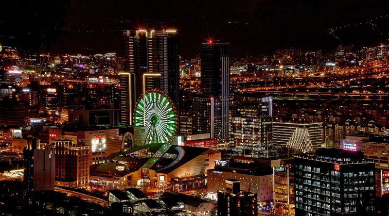 Taipei: Miramar Ferris Wheel Ticket - The transparent-floor cabins