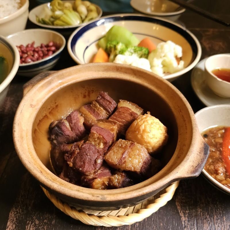 Tam Vi Michelin Restaurant: Authentic Vietnamese Dining Experience - What the spring rolls, pork, and soup bring to the table