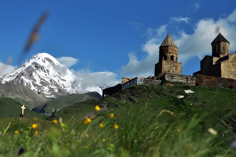 Tbilisi to Kazbegi, Gudauri & Ananuri Full-Day Nature Tour - Ananuri’s fortress and waterside setting