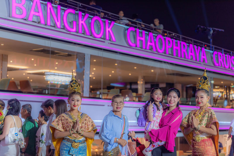 The Newest Luxury 5 Star Bangkok Chaophraya Dinner Cruise - Asiatique Before the Boat Leaves