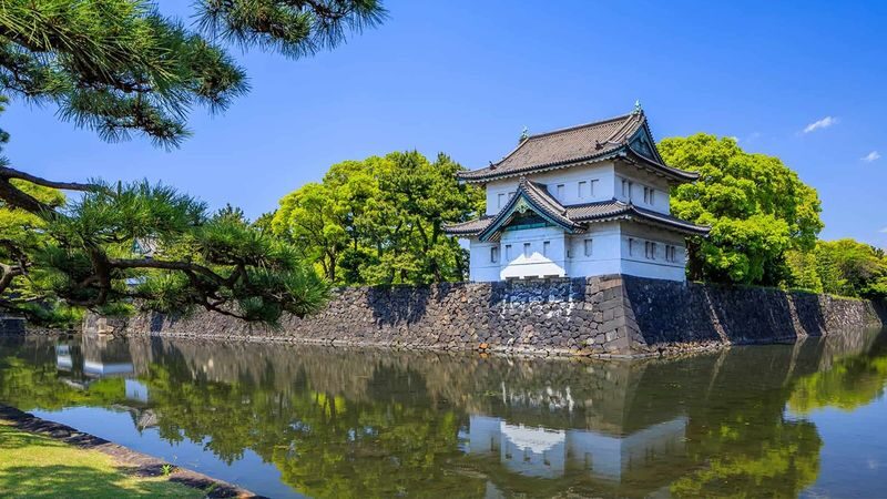 Tokyo Castle & Imperial PalaceーShogun Walking Tour - Honmaru Rest House: from shogun’s castle to imperial grounds