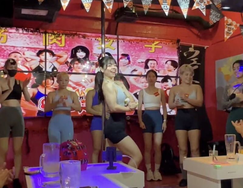 Tokyo, Ikebukuro: Muscle Girl Bar: Super Exciting Interaction with Buff Women! - What the 80 minutes feels like