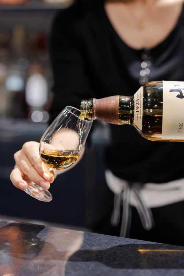 Tokyo: Japanese Whisky Tasting Experience: 10 Whiskies & 5 Snacks - Five Japanese snacks make the tasting more than a flight