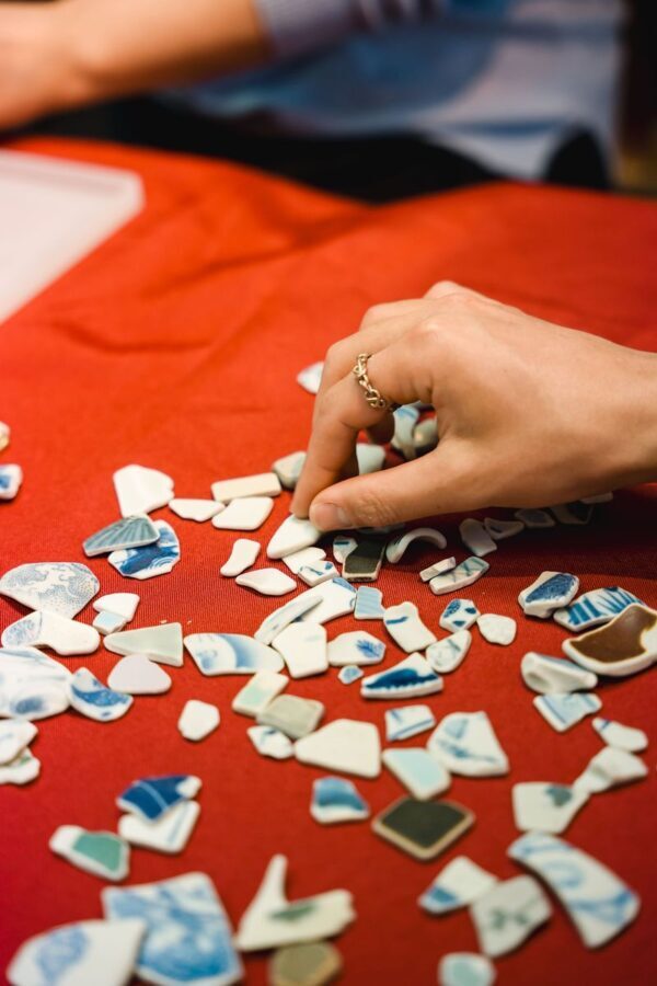 Tokyo: Kintsugi Accessory Workshop in Shibuya - Choosing fragments and shaping a small project