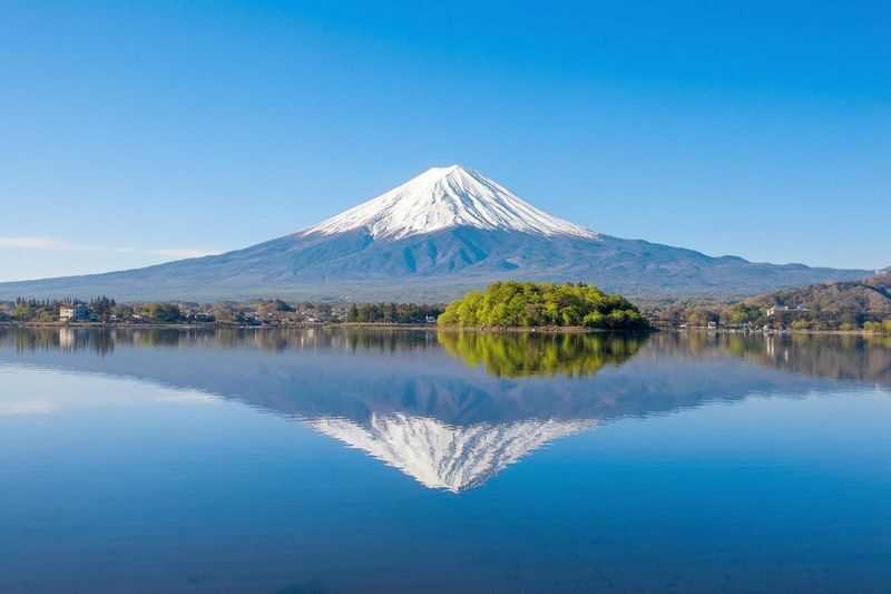 Tokyo Mount Fuji Lake Kawaguchiko Full-Day Small Group Tour (Driver and Guide Service) - A quick stop at the Fuji-framed Lawson