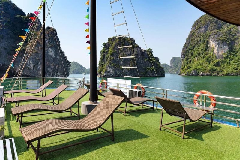 Tonkin Day Cruise: Ha Long Bay with Sung Sot & Ti Top - Lunch aboard the boat