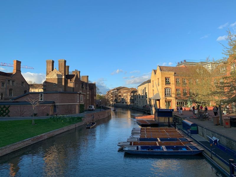 Value-Packed Chinese/English: Oxford and Cambridge Day Trip from London - A short lunch break between college visits