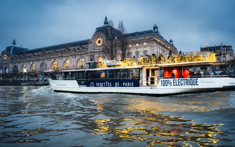 Vedettes de Paris 1-Hour Seine River Musical Sightseeing Cruise - What the one-hour route gives you