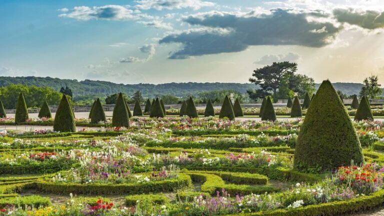 Versailles Historic Palace and Gardens Guided Tour - The gardens need more than a quick look