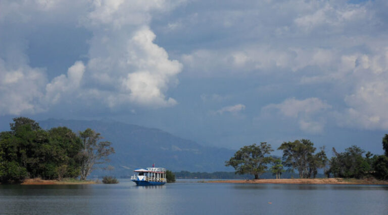 Vientiane Nam Ngum Reservoir Full-Day Big Group Tour - Vang Xang’s cliff-carved Buddhas
