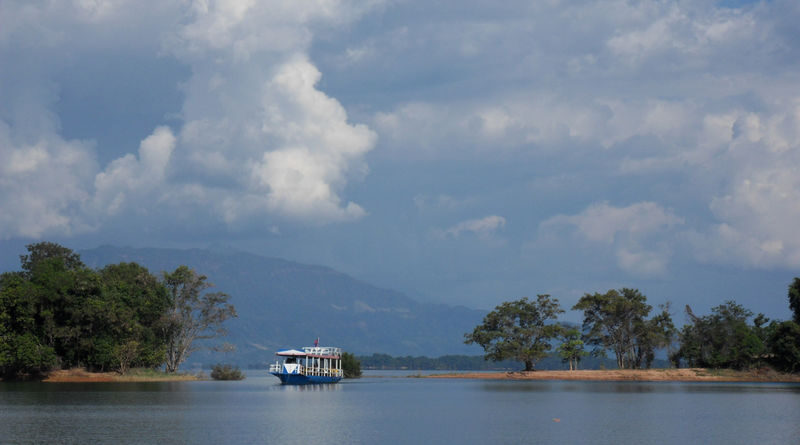 Vientiane Nam Ngum Reservoir Full-Day Big Group Tour - Vang Xang’s cliff-carved Buddhas