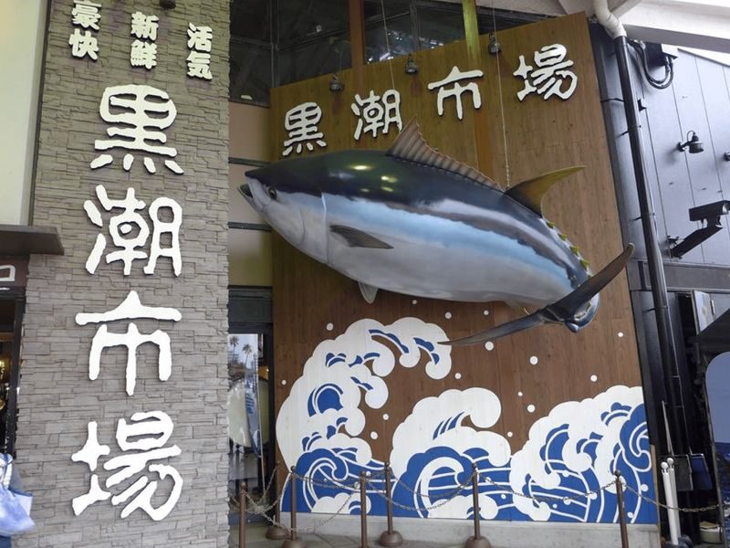 Wakayama Castle x Kuroshio Market x Nara Deer Park x Todai-ji - Seafood and the tuna-cutting show at Kuroshio Market