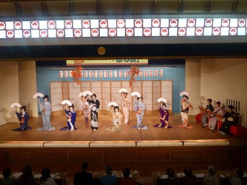 Weekend Geisha Dance Performance "Hana-no-Mai" in Atami - The 10:30 Arrival at Atami Geigi Kenban