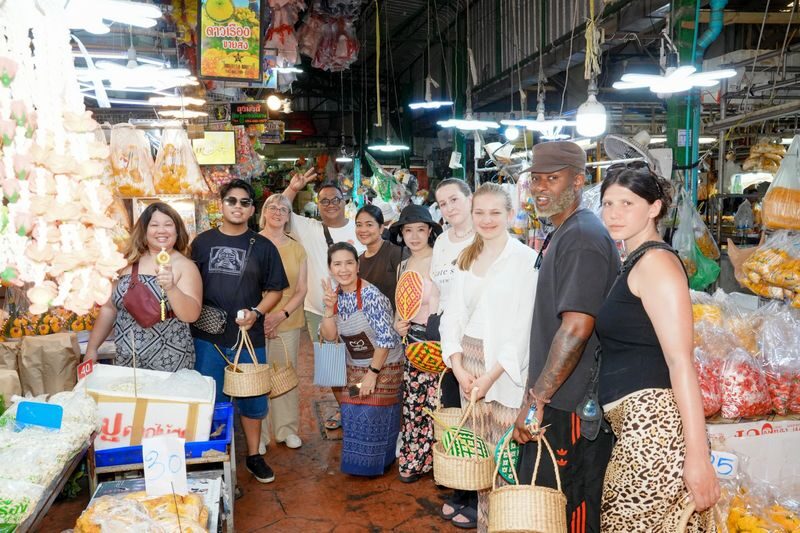 White Lotus Thai Garland Workshop at Pak Khlong Talat Flower Market Tour in Bangkok - Finding White Lotus on the second floor