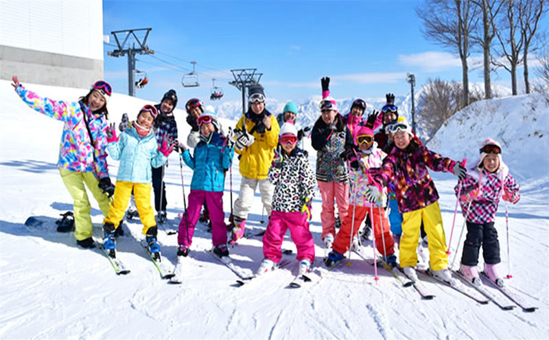 Winter Limited: Mt. Fuji Yeti Skiing or Izu Strawberry Picking Day Trip | Choose between two itineraries | Departure from Tokyo - Strawberry picking at Izu Fruit Park
