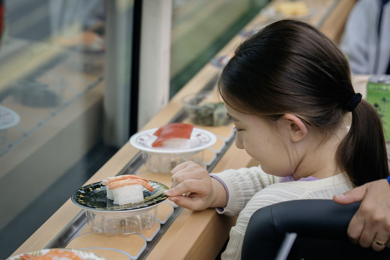 Worlds first! SUSHI BUS TOKYO (All you can eat revolving sushi) - Leaving Tokyo Station for the city sights