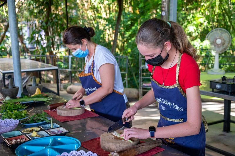 Yas Thai Cookery School in Ao Nang - From fresh ingredients to curry paste