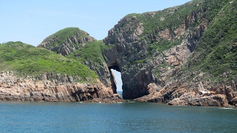 Yacht Island-Hopping & Cultural Day Tour: Sai Kung Yim Tin Tsai Hakka Snacks Food Tasting & Ancient Volcanic Rocks & Sharp Island sightseeing - Reading the rocks around Sharp Island