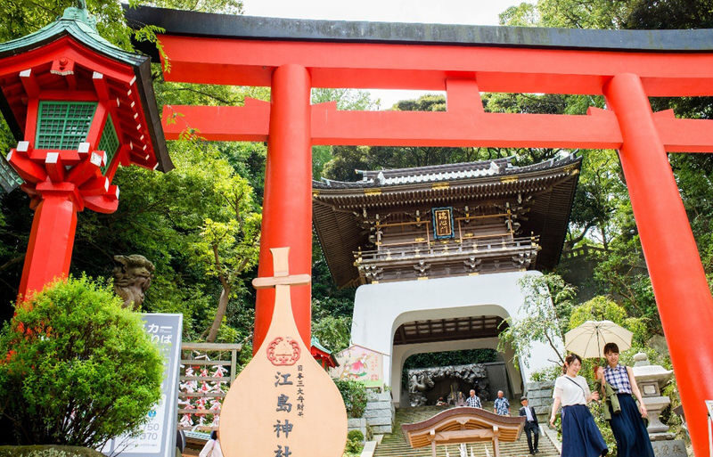 Yokohama Minato Mirai Osanbashi Pier & Yokohama Cosmo World Cable Car & Enoshima & Kamakura High School & Tsurugaoka Hachimangu Shrine Day Tour (From Tokyo) - Enoshima: coast, shrine and a choice of priorities