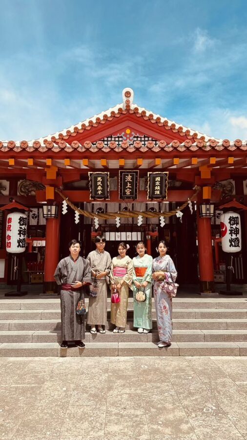 Yukata and Kimono Rental in Okinawa - Adding hair and makeup