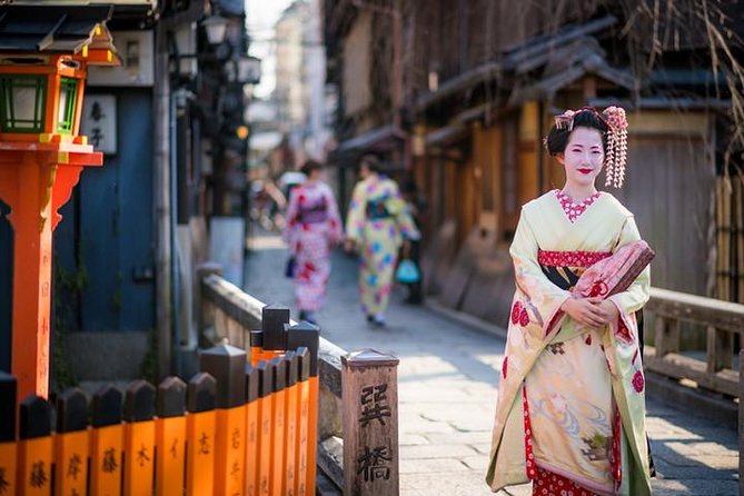 Gion and Fushimi Inari Shrine Kyoto Highlights With Government-Licensed Guide - Immerse Yourself in the Geisha Culture