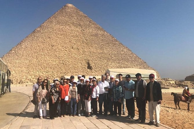 8-Hour Private Tour of the Pyramids, Egyptian Museum and Bazaar From Cairo