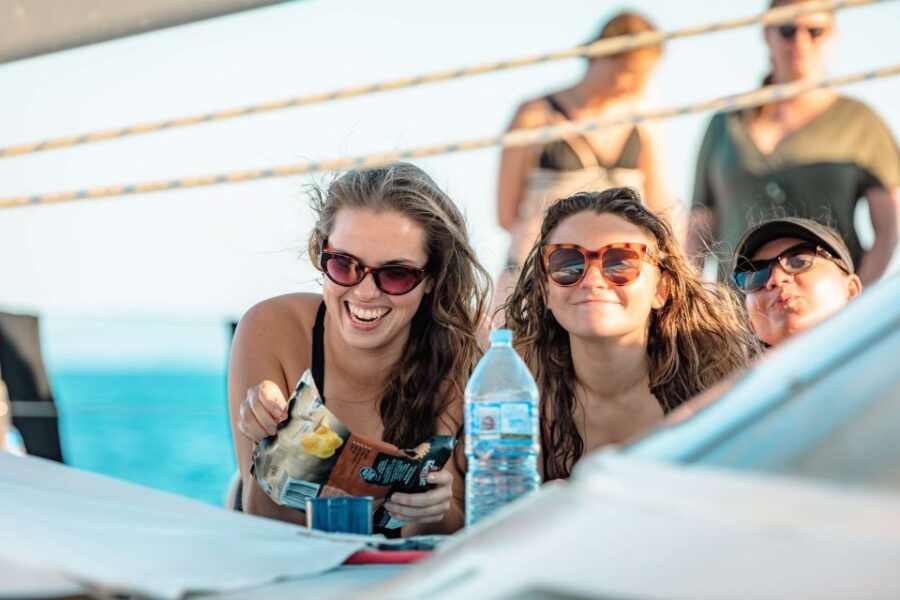 Airlie Beach: 2-Day Whitsunday Islands Sailing Snorkel Tour