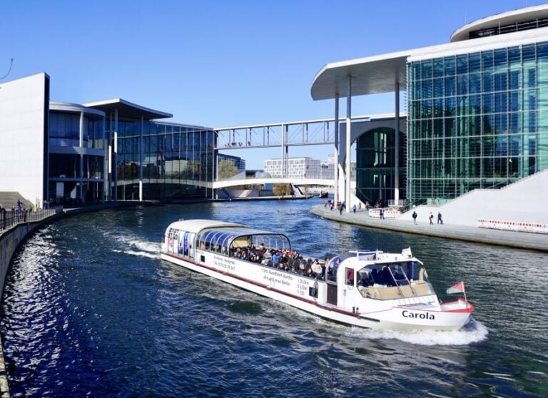 Berlin: Boat Tour With Tour Guide