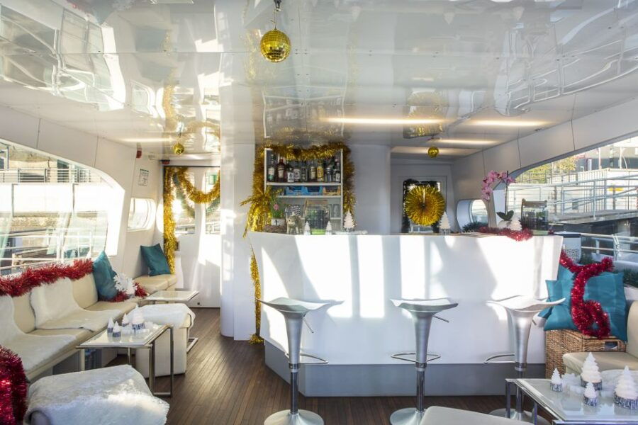 Berlin: Christmas Sightseeing Cruise With Welcome Drink - Good To Know
