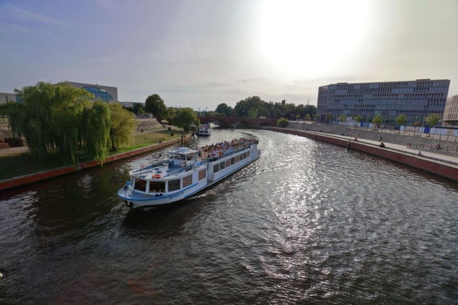 Berlin: Evening City Sightseeing Cruise - Good To Know
