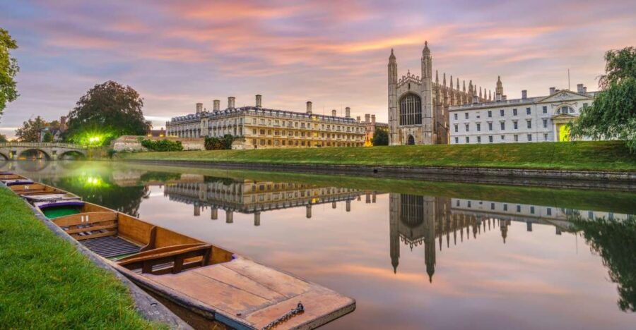 Cambridge: Chauffeured Punting Tour