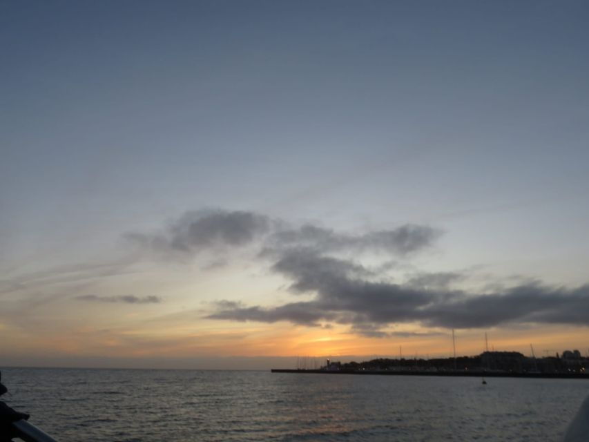 Cascais: Sunset Boat Trip With Welcome Drinks - Good To Know