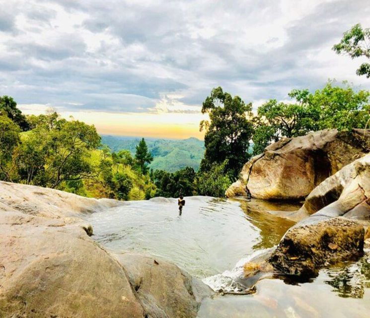 Diyaluma Waterfall & Natural Pool Bath