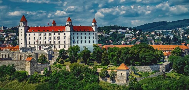 From Vienna: Roundtrip Bus to Bratislava With Walking Tour