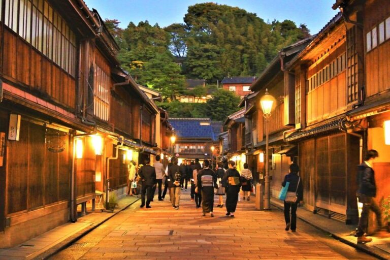 Kanazawa: Private Tour With Local Guide