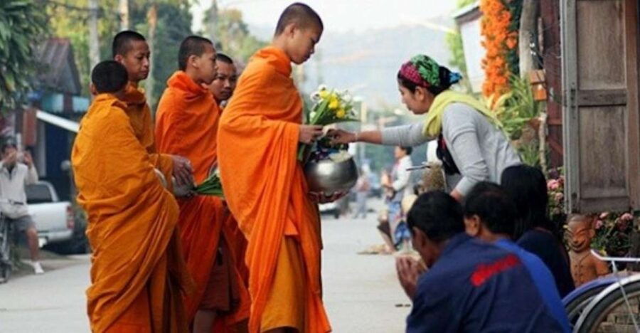 Krabi: Highlights Walking Tour With Buddhist Alms Ceremony - Good To Know