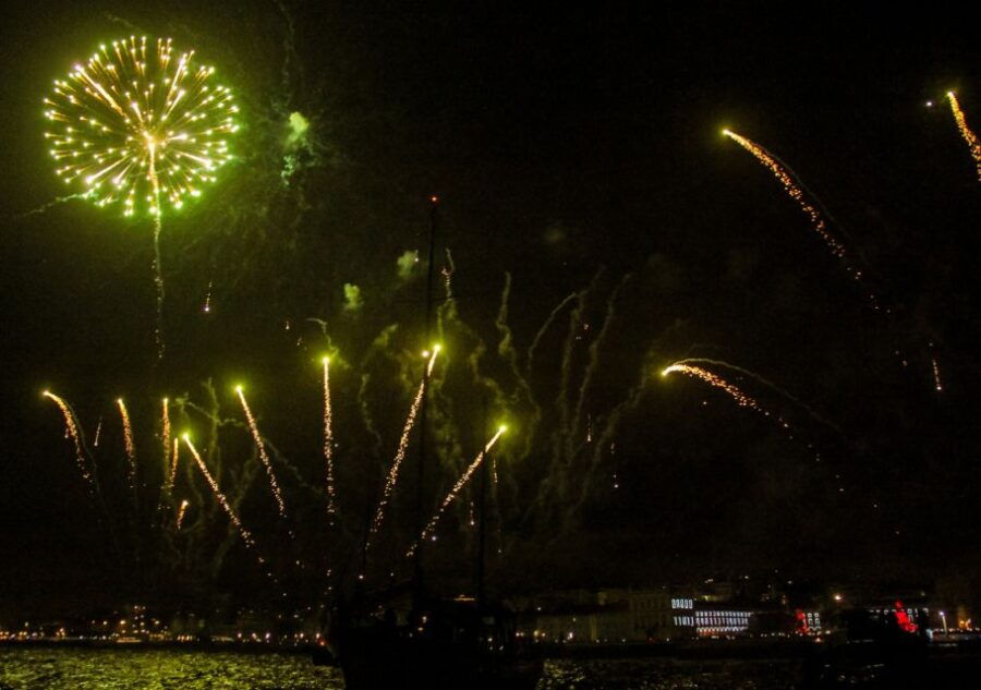 Lisbon: New Years Eve With Live Dj Fireworks & Open Bar - Good To Know