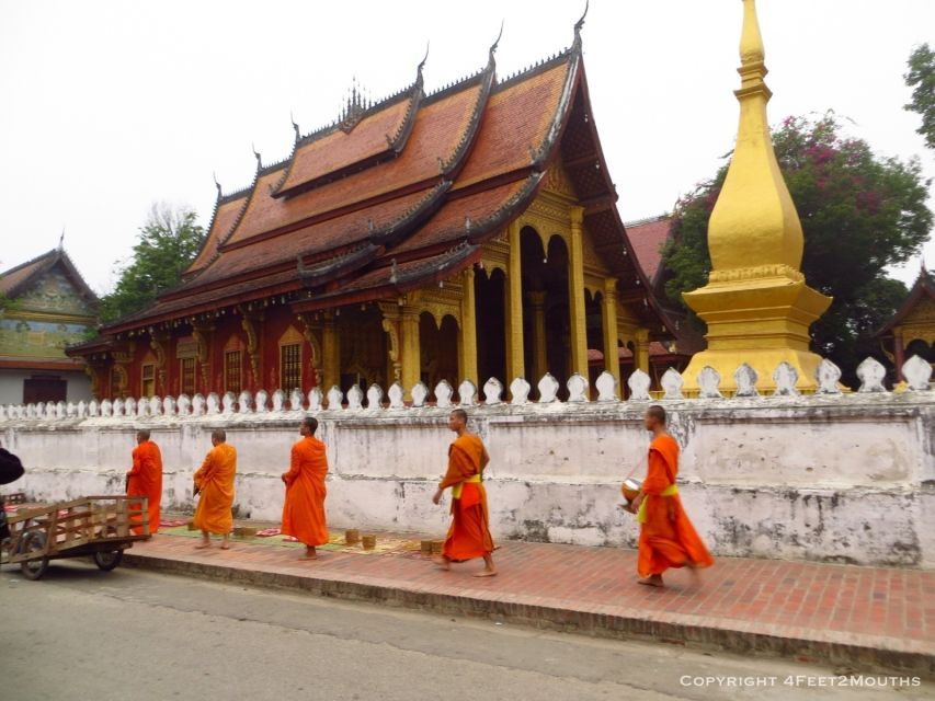 Luang Prabang: Foodie Walking Tour & Monk Blessing