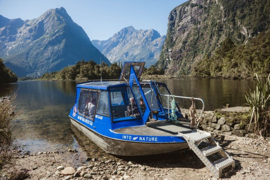 Milford Day Walk: Milford Track Day Walk in Milford Sound
