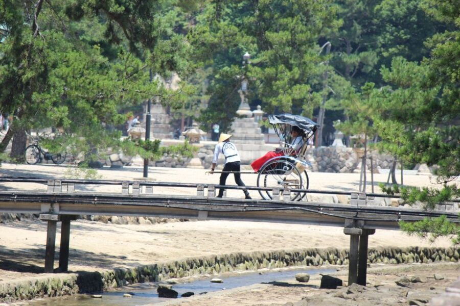 Miyajima: Private Rickshaw Tour to Itsukushima Shrine